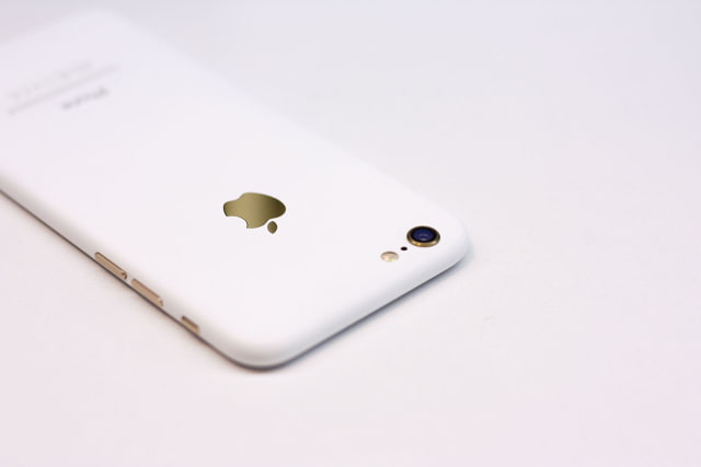 Check Out This Customized iPhone With a Matte White Back [Photos]