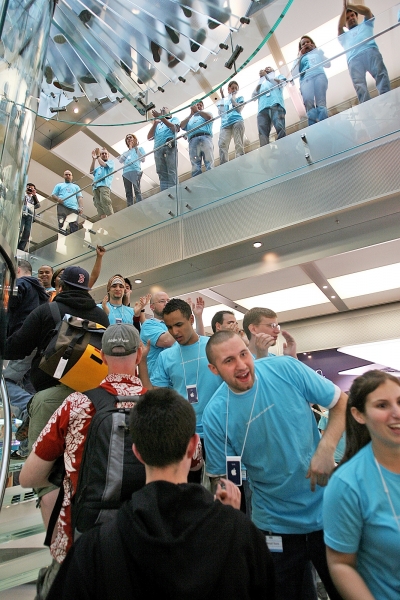 Boston Apple Store Opens With Red Sox