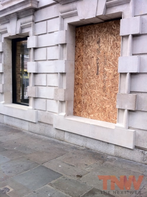 Covent Garden Apple Store Raided By Motorcyclists in Smash and Grab Robbery