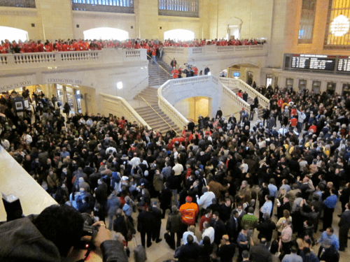 Large Crowds for Apple&#039;s Grand Central Store Opening [Video]