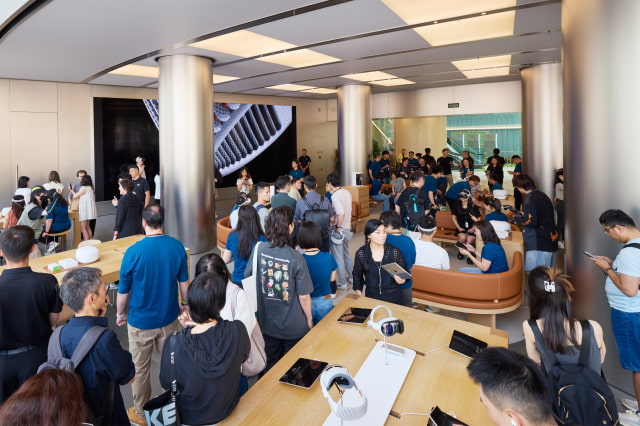 Apple Shares Photos from Vision Pro Launch in China, Japan, Singapore [Images]
