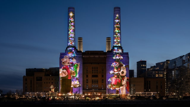 Wallace &amp; Gromit Stop-Motion Christmas Animation, Shot on iPhone 16 Pro Max, Lights Up Battersea Power Station