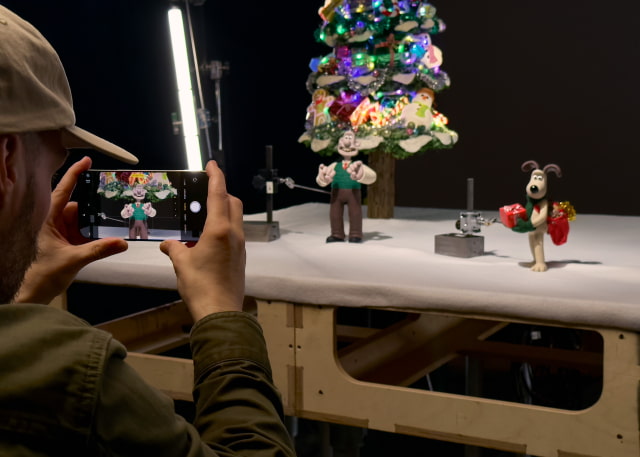 Wallace &amp; Gromit Stop-Motion Christmas Animation, Shot on iPhone 16 Pro Max, Lights Up Battersea Power Station